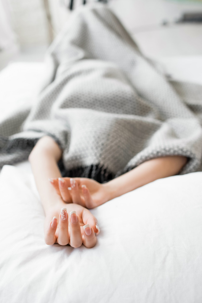 女孩躲在棉被里的问题图片 女孩躲在棉被里的问题图片