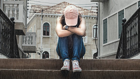 在楼梯上的伤心女人图片
