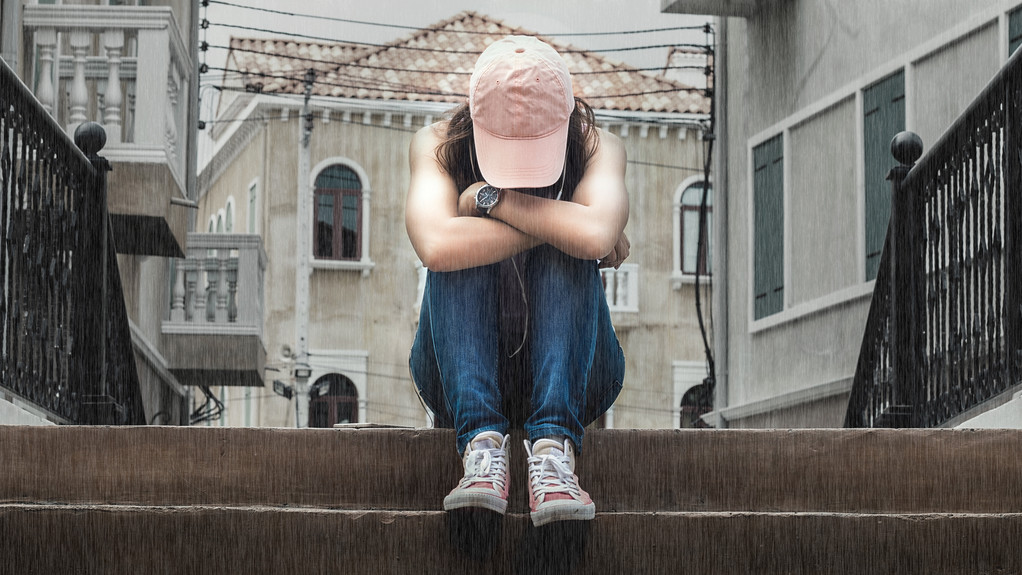 在楼梯上的伤心女人图片