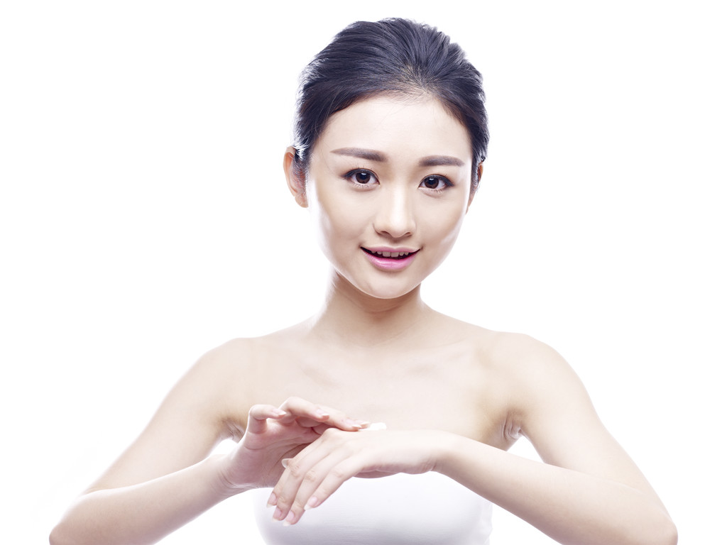年轻的亚裔女子，应用奶油