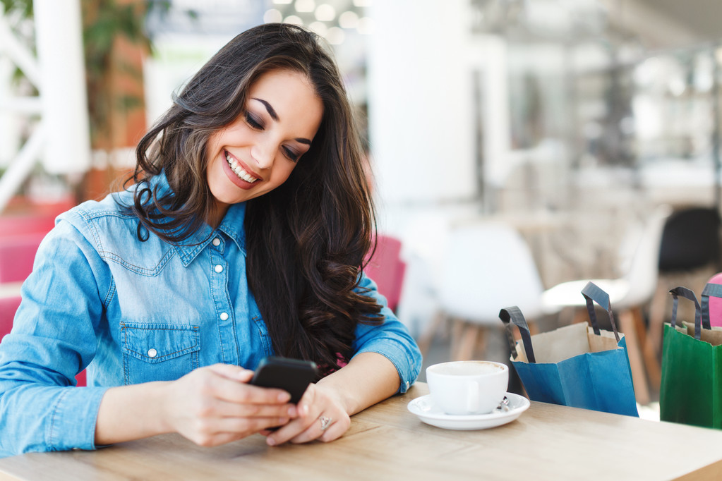 漂亮的女孩在咖啡馆与电话图片 漂亮的女孩在咖啡馆与电话图片