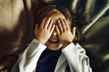 孩子玩捉迷藏的游戏中图片