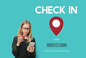 喝咖啡，在手机上看的女孩图片