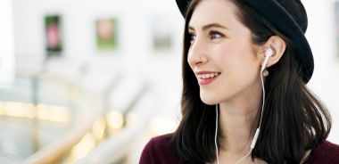 年輕的姑娘在耳機(jī)聽音樂