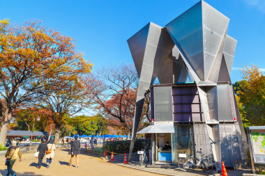 日本警察站在上野公園圖片