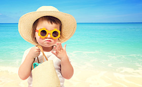 蹒跚学步的女孩，戴着一顶帽子