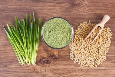 堆年輕粉大麥，大麥草和谷物木制背景