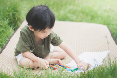 用蠟筆給孩子繪圖畫照片