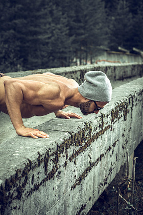 苗条健康的人.做室外推 ups