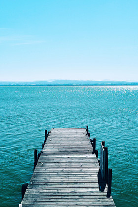 在瓦伦西亚，西班牙泻湖泻湖停靠