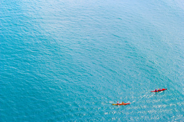 两个独木舟在开阔的海洋图片