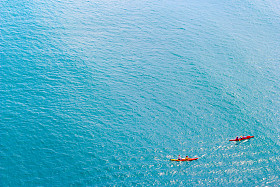 两个独木舟在开阔的海洋图片