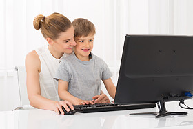 母亲和儿子使用计算机图片