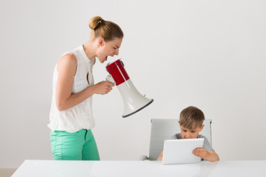 她的男孩沮喪的母親大喊大叫