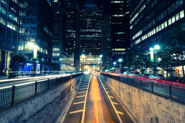 夜晚的城市查看与过往车辆的模糊