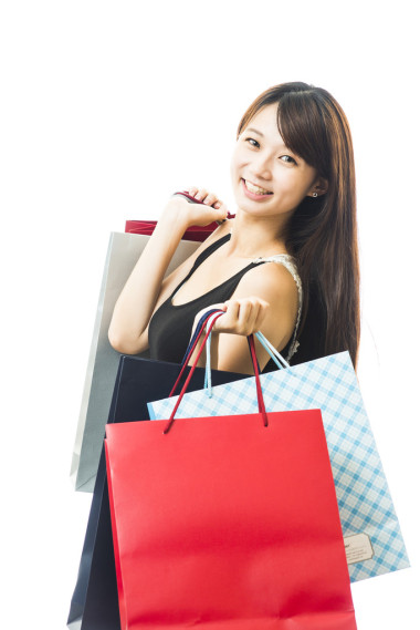 微笑著快樂的亞洲女人購物和提包