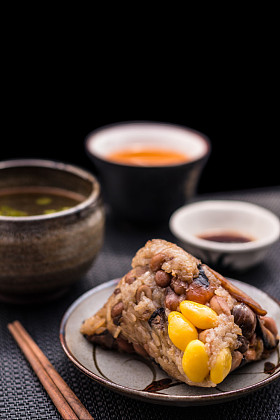黄茶的粽子或亚洲中国糯米水饺