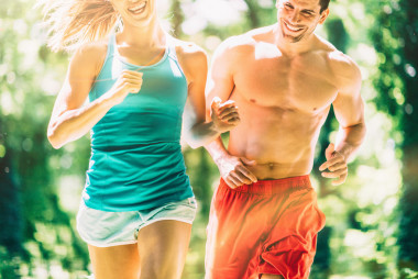 競(jìng)爭(zhēng)對(duì)年輕的夫婦運(yùn)動(dòng)員