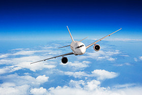 云层上面飞行的商用喷气式飞机