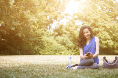 移动电话的女人发短信