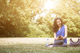 移动电话的女人发短信