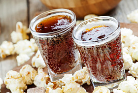 焦糖爆米花和可乐在一副眼镜图片