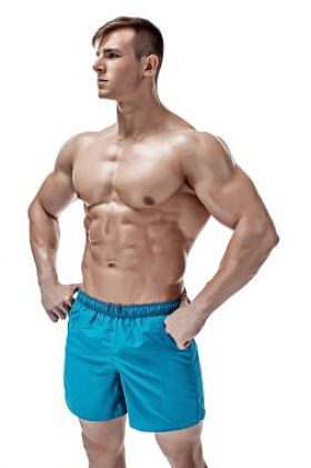 在工作室里摆有肌肉的男人的形象