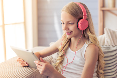 十幾歲的女孩與小工具圖片