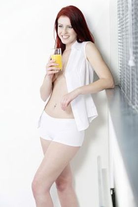 在白色内衣性感女人照片