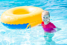 可爱的快乐女孩在 amusment aquapark 滑动。夏季, 度假概念