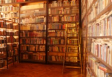 舊書(shū)架和梯子