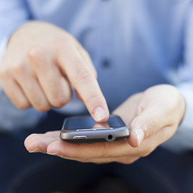 智能手机的人图片