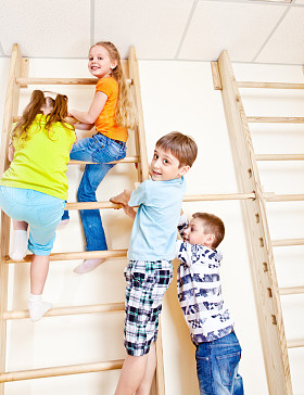 爬上墙酒吧的朋友照片