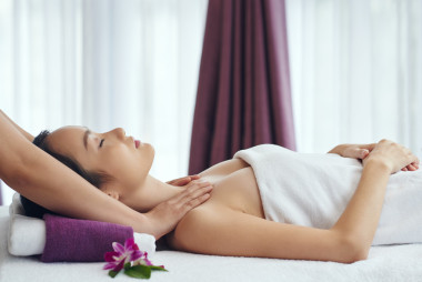 在溫泉沙龍放松的女人圖片