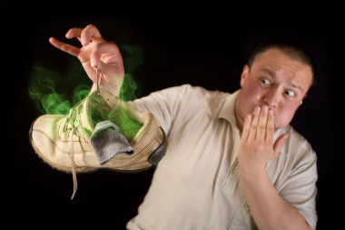 震驚該名男子手持嗅到鞋圖片