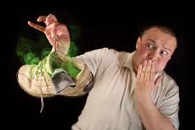 震惊该名男子手持嗅到鞋图片