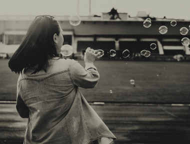 女人吹肥皂泡泡图片