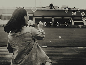 女人吹肥皂泡泡图片