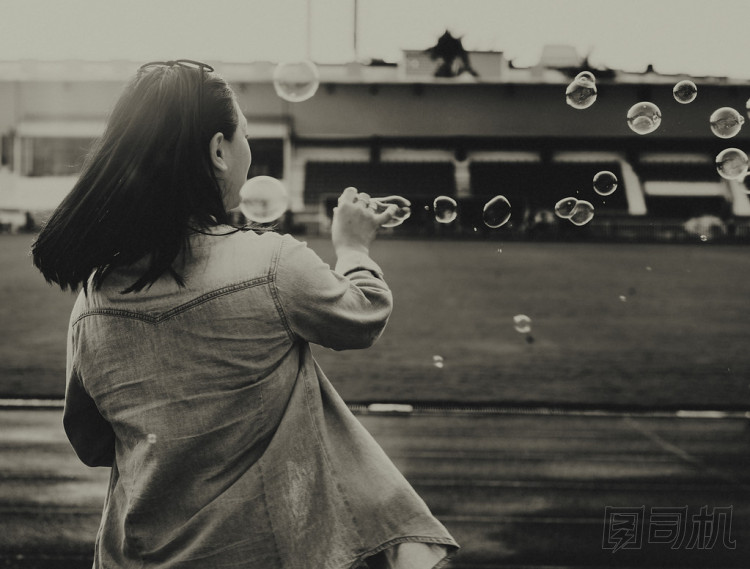 女人吹肥皂泡泡圖片