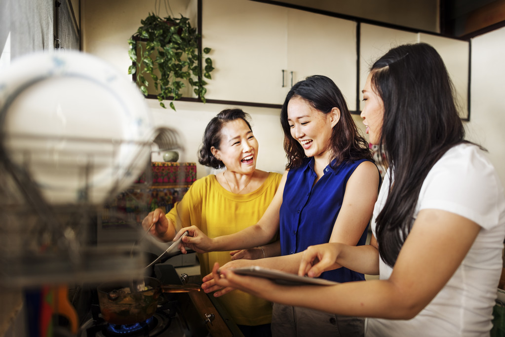 亚洲家庭的厨房里图片 亚洲家庭的厨房里图片