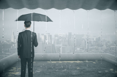 周到的商人，在雨中
