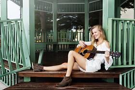 丽质的姑娘用吉他照片