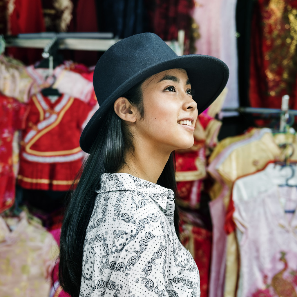戴黑帽子的旅行者女孩图片