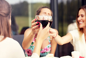 群与酒的朋友照片