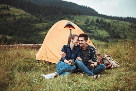 一对夫妇徒步旅行者和背包徒步旅