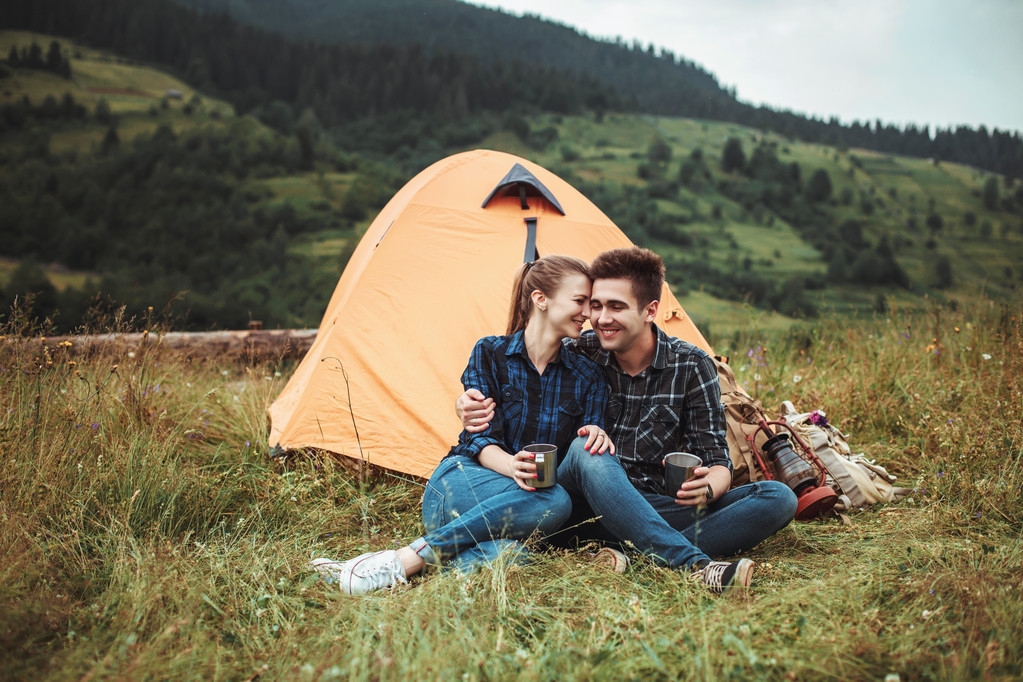 一对夫妇徒步旅行者和背包徒步旅 一对夫妇徒步旅行者和背包徒步旅