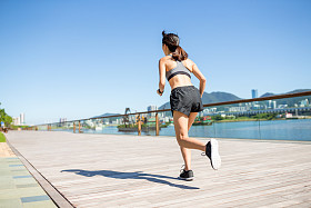 女人在海滨步道上运