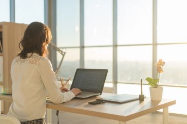 女人在家里使用的便携式计算机 女人在家里使用的便携式计算机