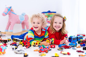 小孩子玩的玩具汽车图片