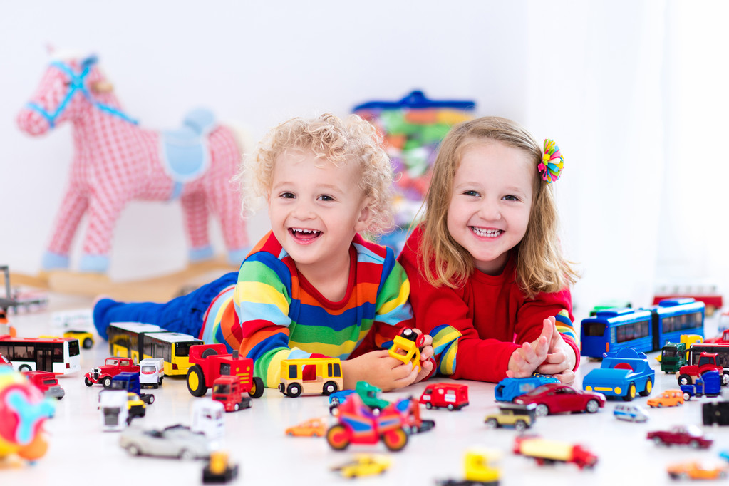 小孩子玩的玩具汽车图片